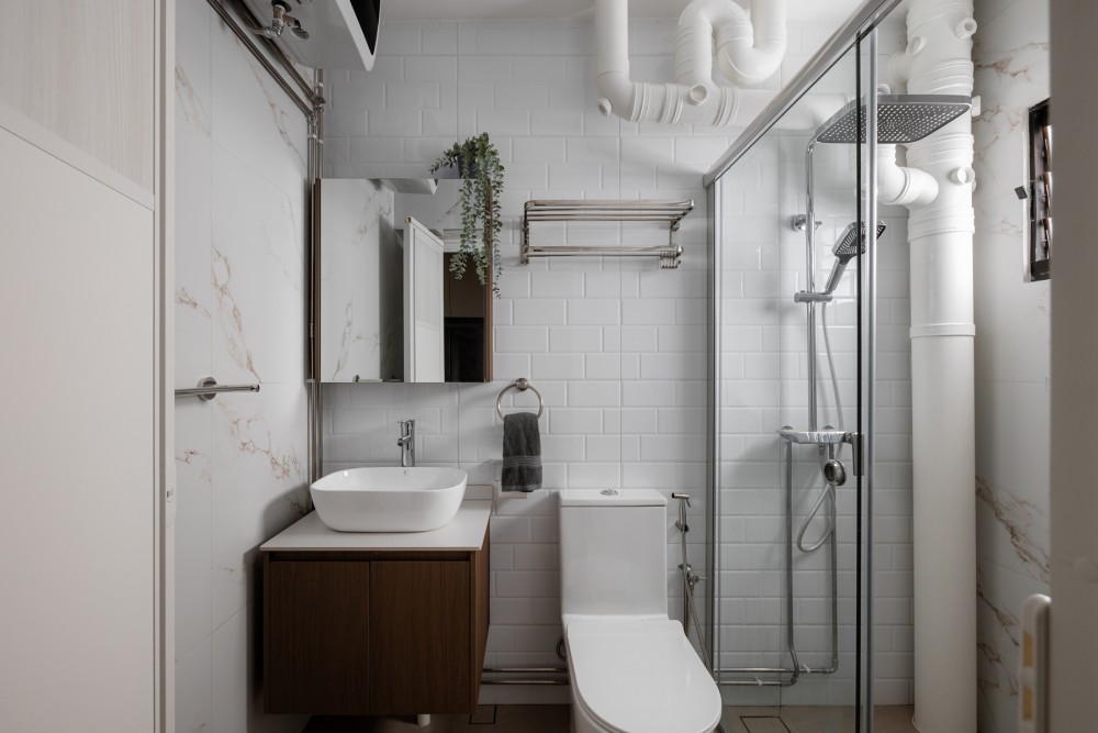 Modern Bathroom with Countertop and Homogeneous Tiles