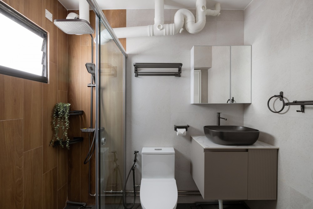 Modern Bathroom with Countertop and Homogeneous Tiles