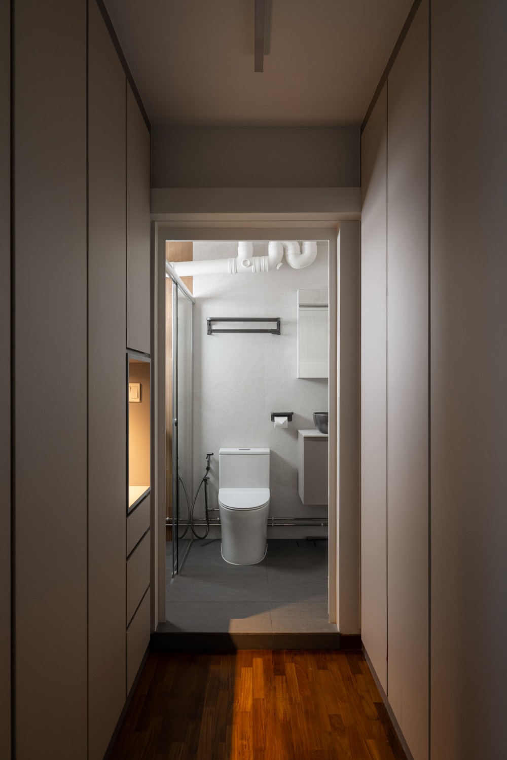 Modern Walk-in Wardrobe with Wardrobe and Storage Cabinets