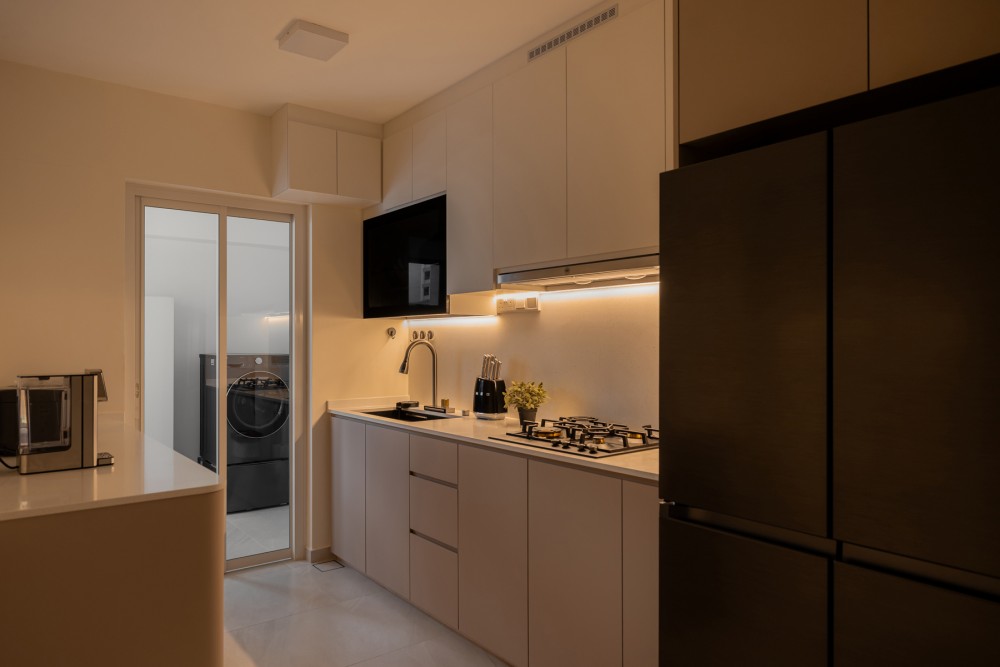 Modern Kitchen with Countertop and Homogeneous Tiles