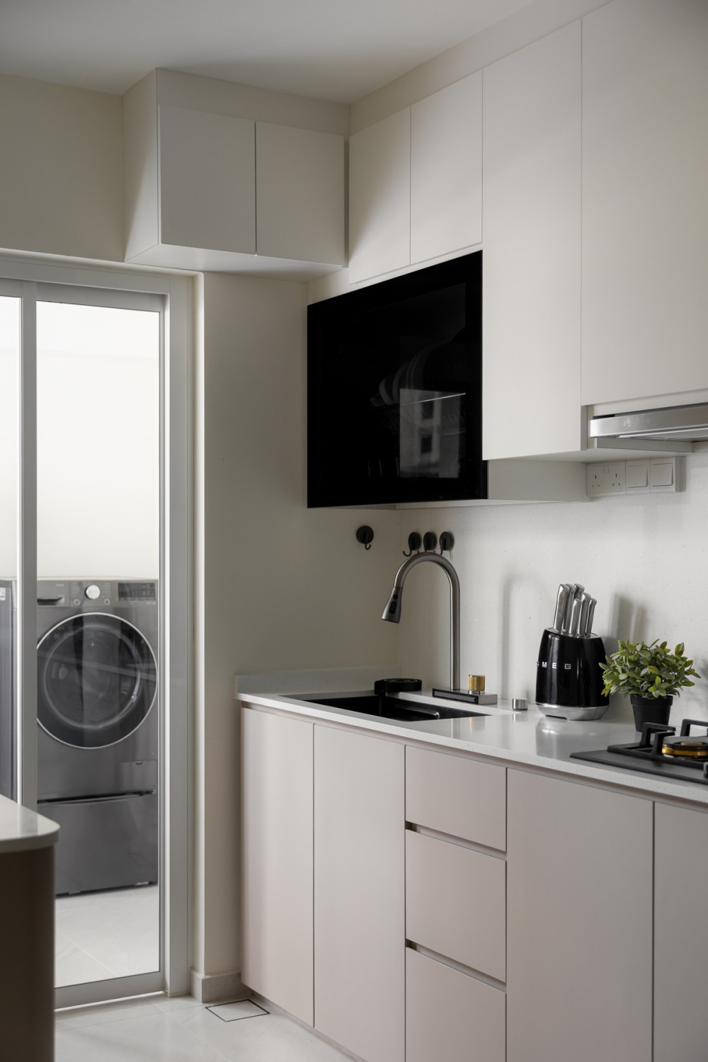 Modern Kitchen with Countertop and Homogeneous Tiles