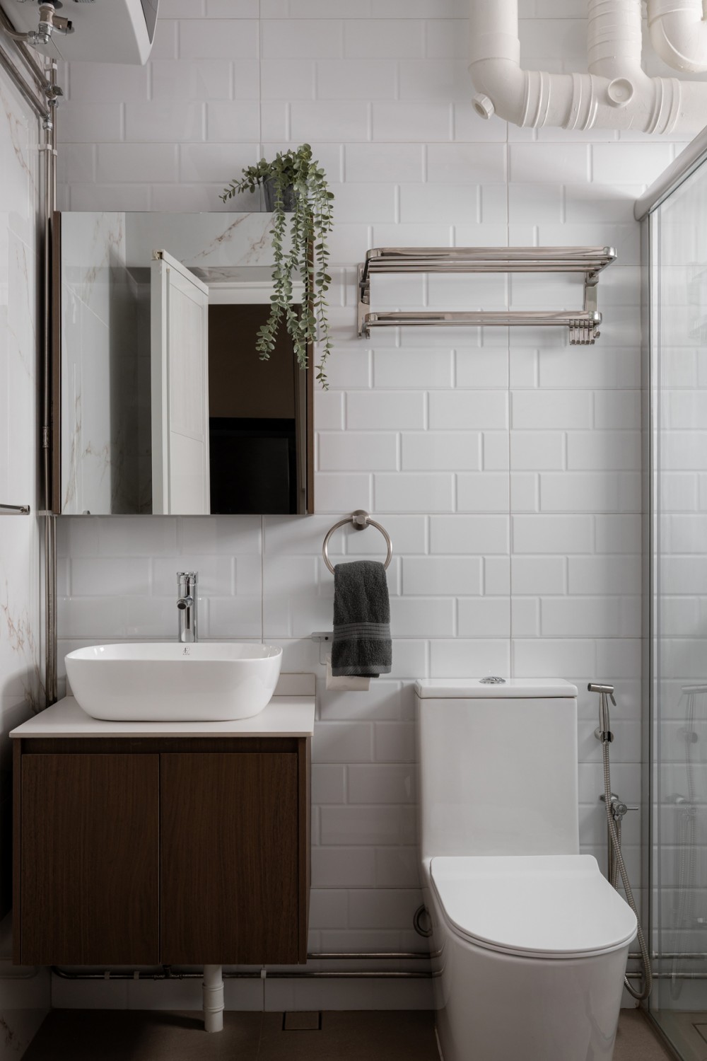 Modern Bathroom with Countertop and Homogeneous Tiles
