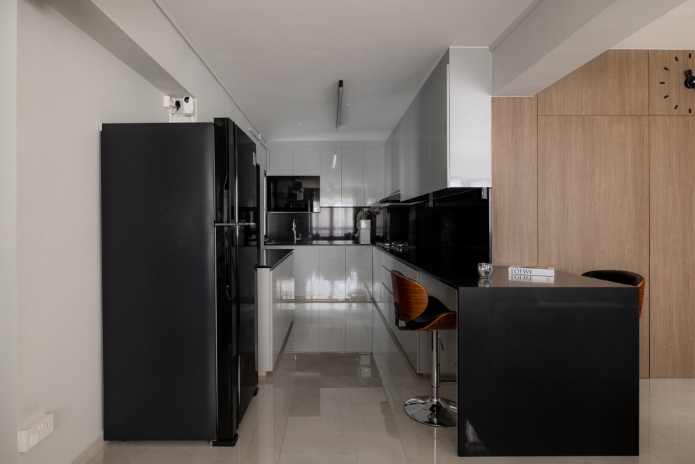 Contemporary Kitchen with Countertop and Homogeneous Tiles