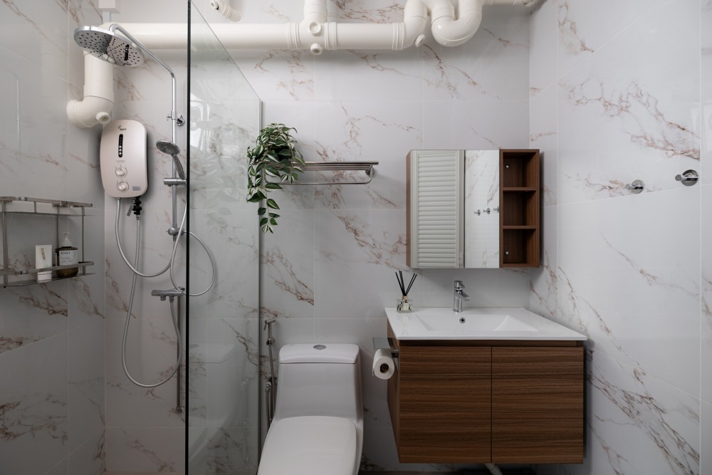 Contemporary Bathroom with Homogeneous Tiles and Mirror