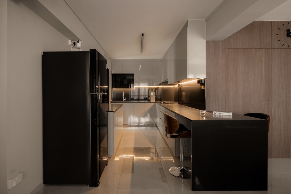 Contemporary Kitchen with Countertop and Homogeneous Tiles
