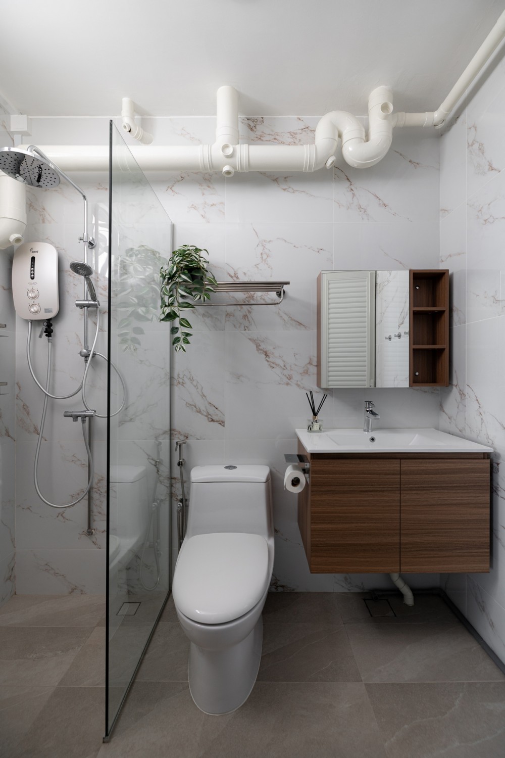 Contemporary Bathroom with Homogeneous Tiles and Mirror
