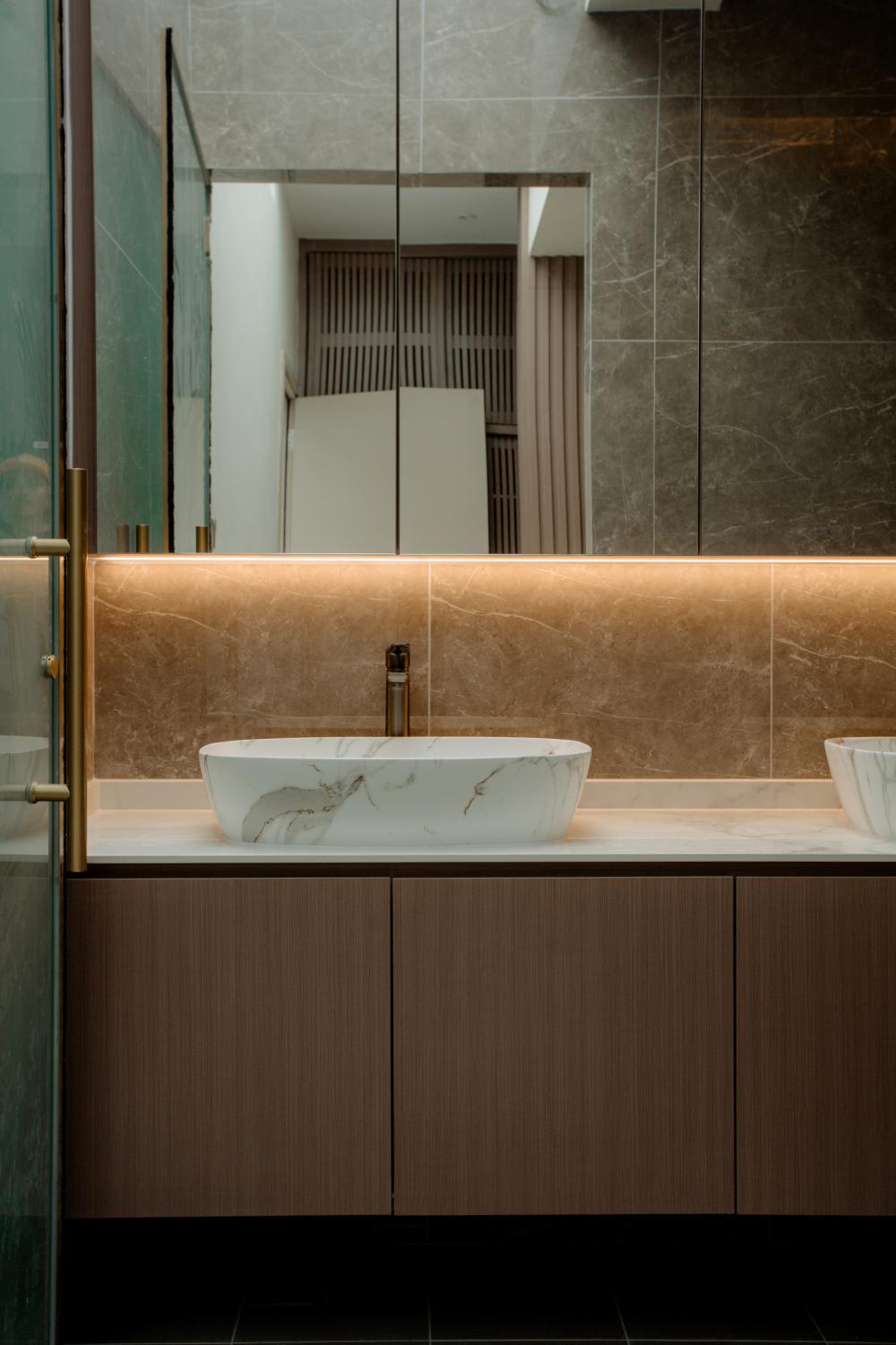 Modern Bathroom with Granite Floor and Mirror
