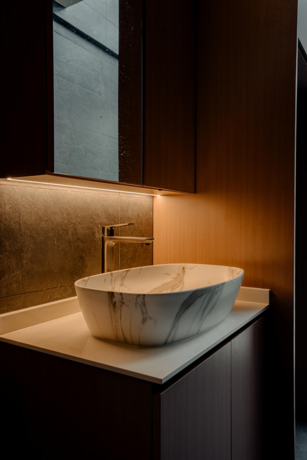 Modern Bathroom with Countertop and Parquet Floor