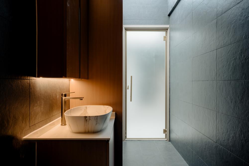 Modern Bathroom with Countertop and Mirror
