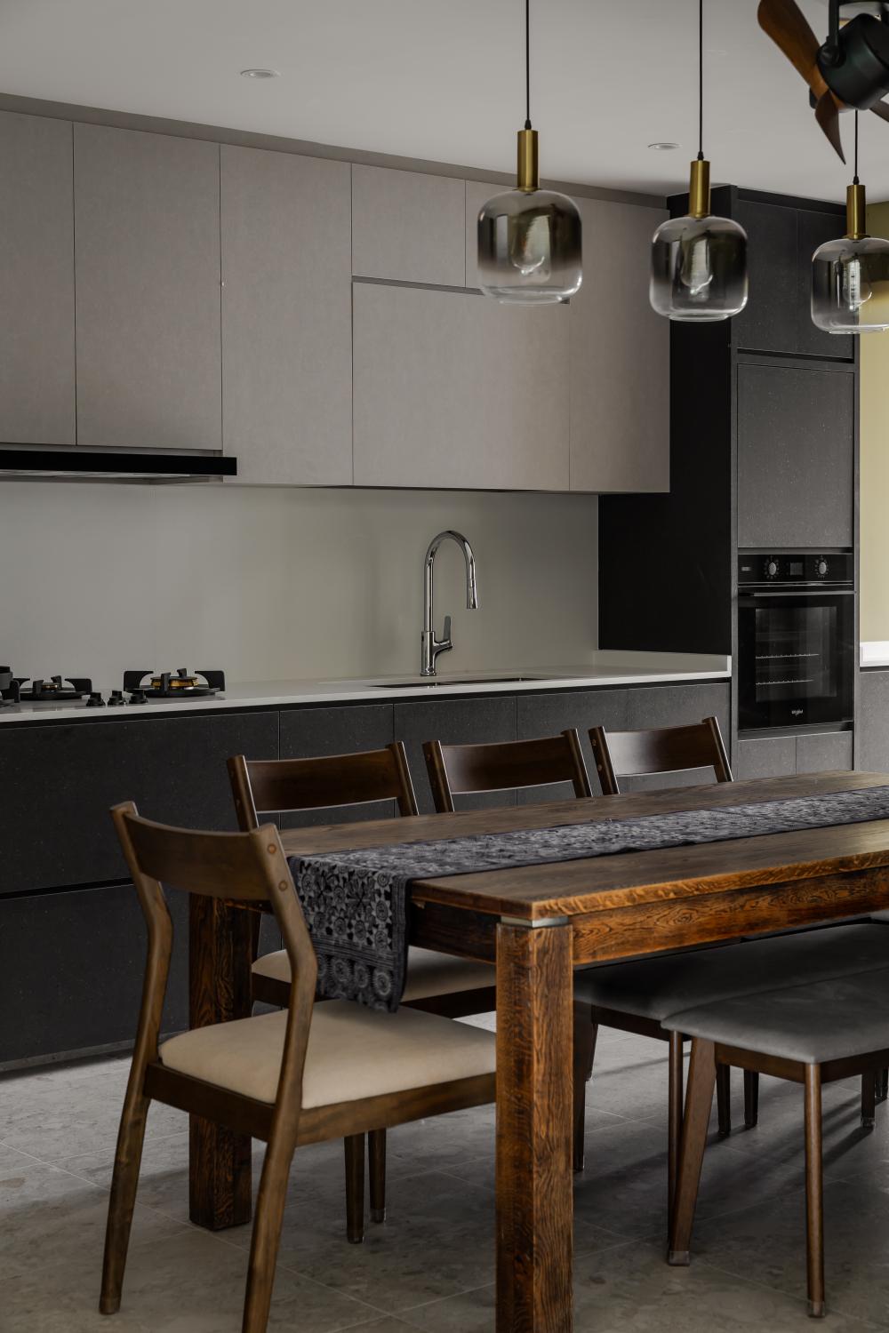 Contemporary Kitchen with Countertop and Homogeneous Tiles