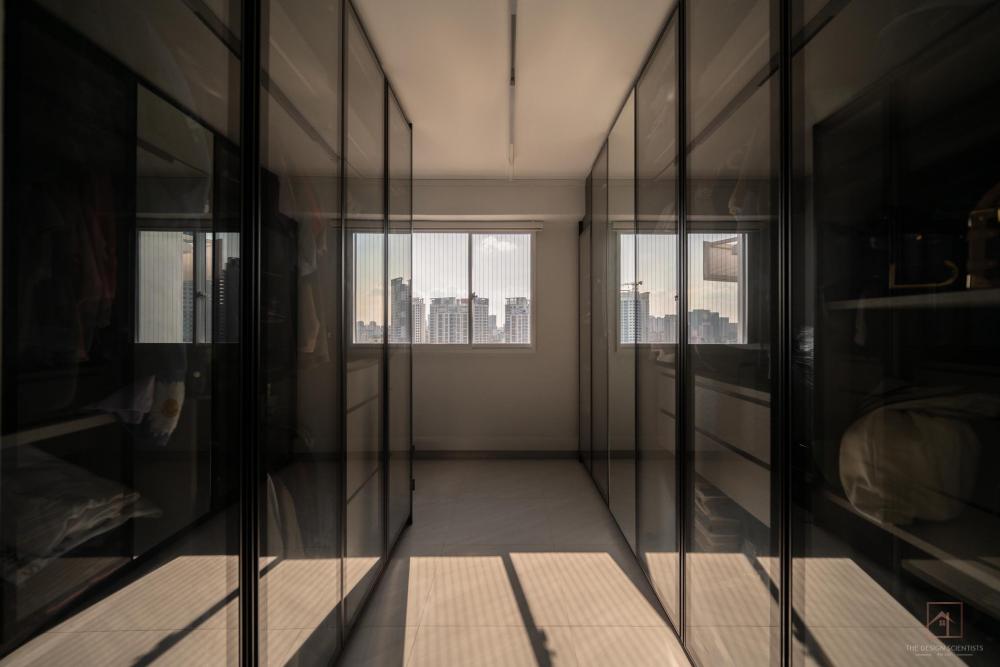 Contemporary Walk-in Wardrobe with Mirror and Wardrobe