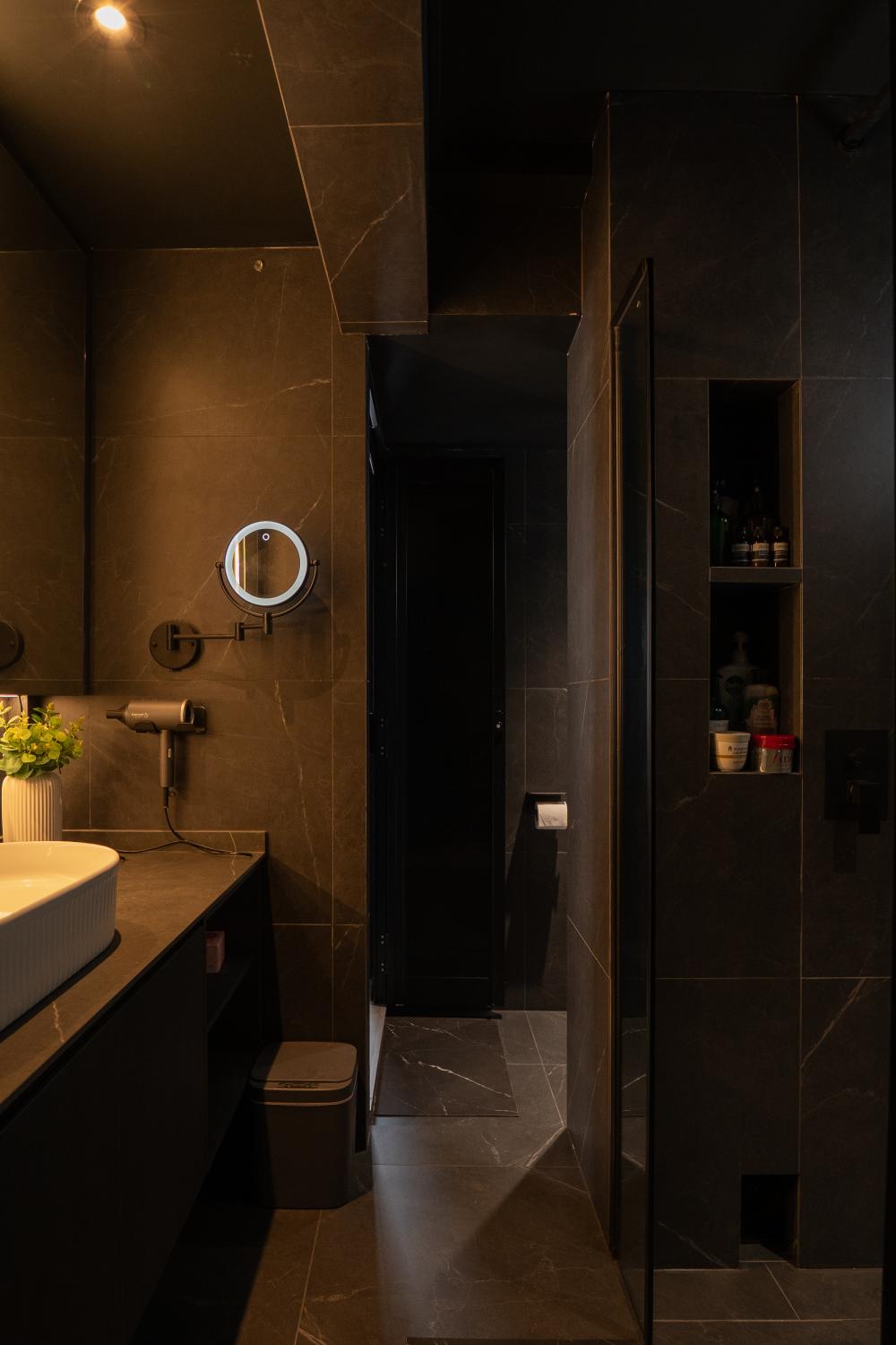 Modern Bathroom with Marble Floor and Mirror