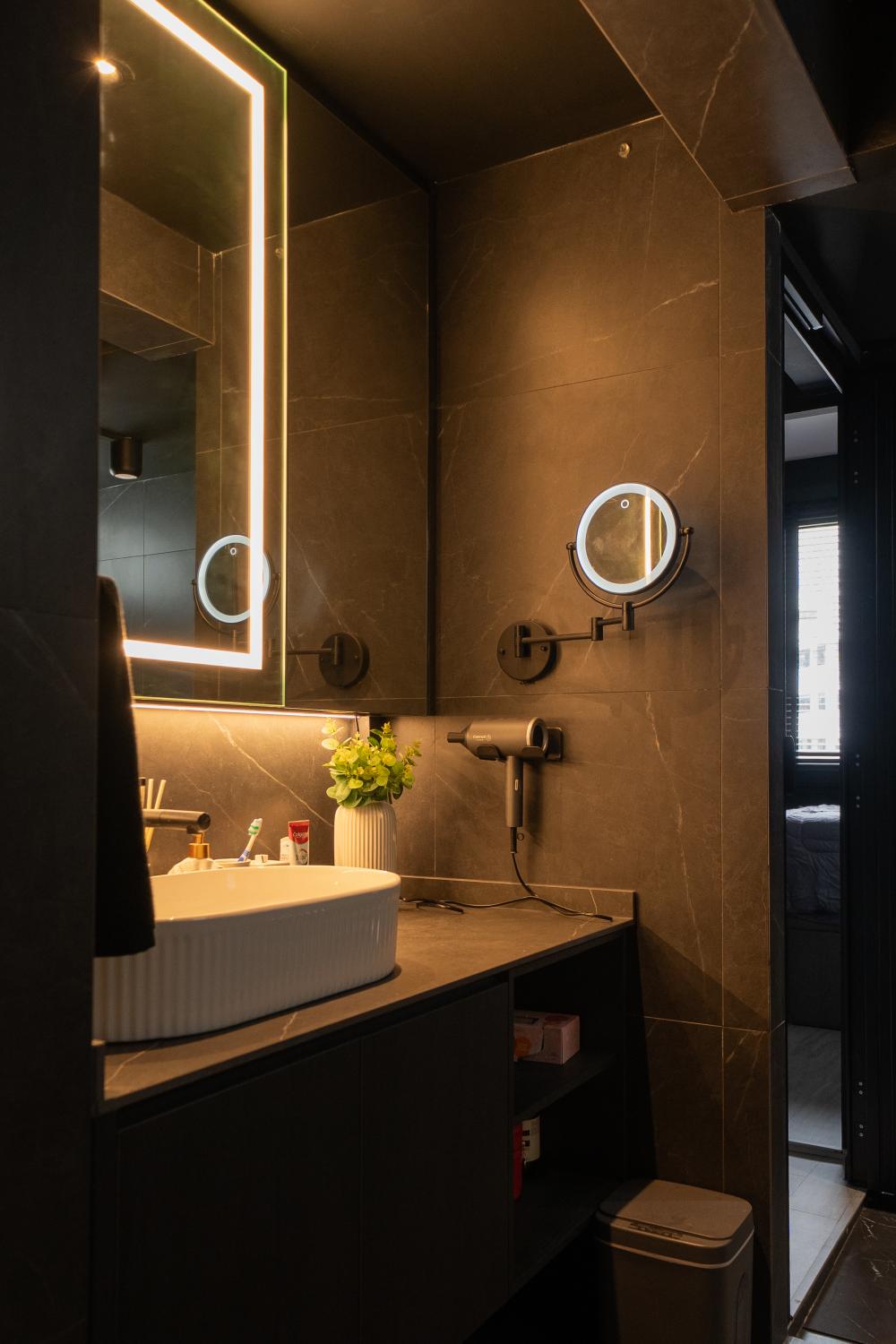 Modern Bathroom with Countertop and Mirror