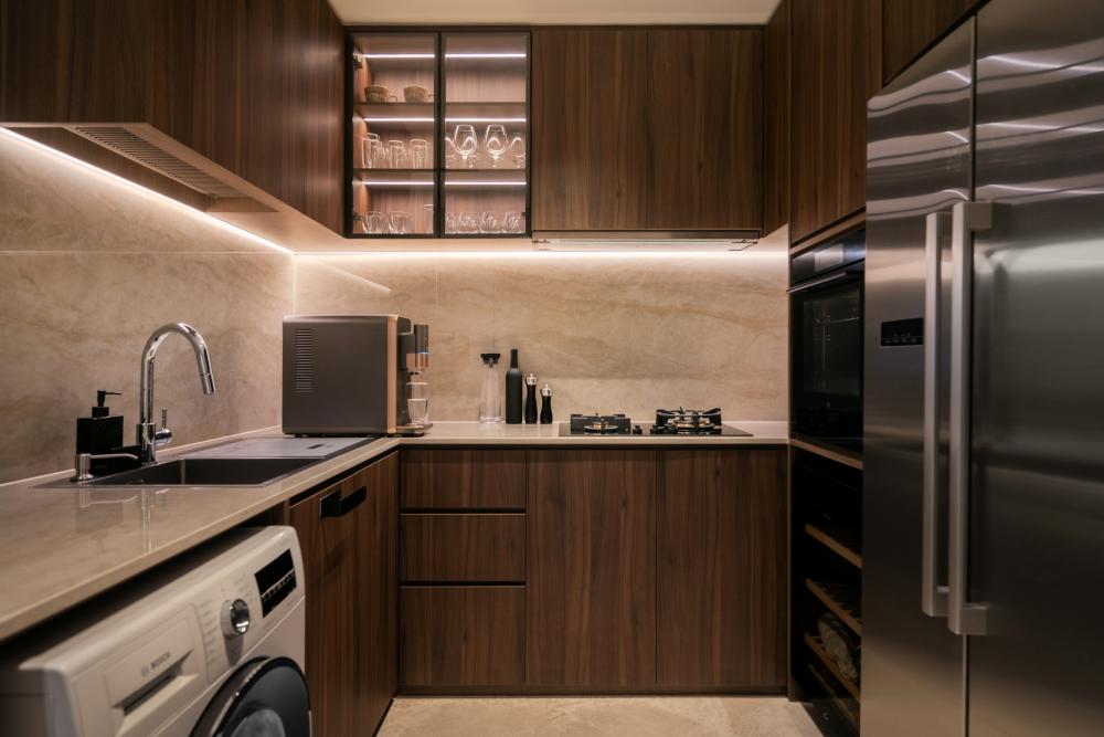 Contemporary Kitchen with Countertop and Kitchen Backsplash