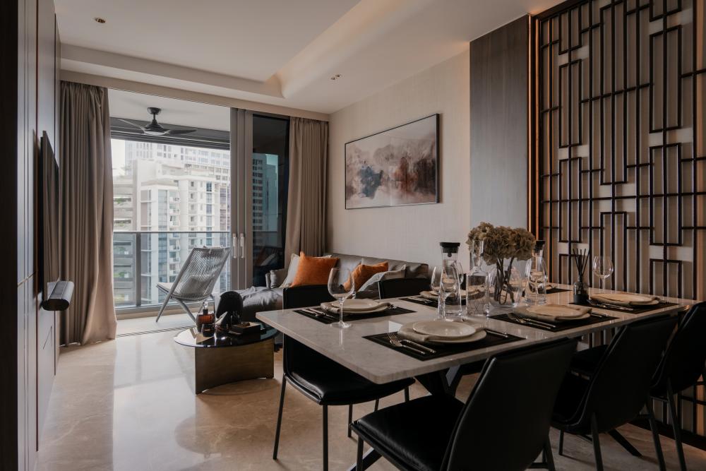 Contemporary Dining Room with Dining Table and Dining Chairs