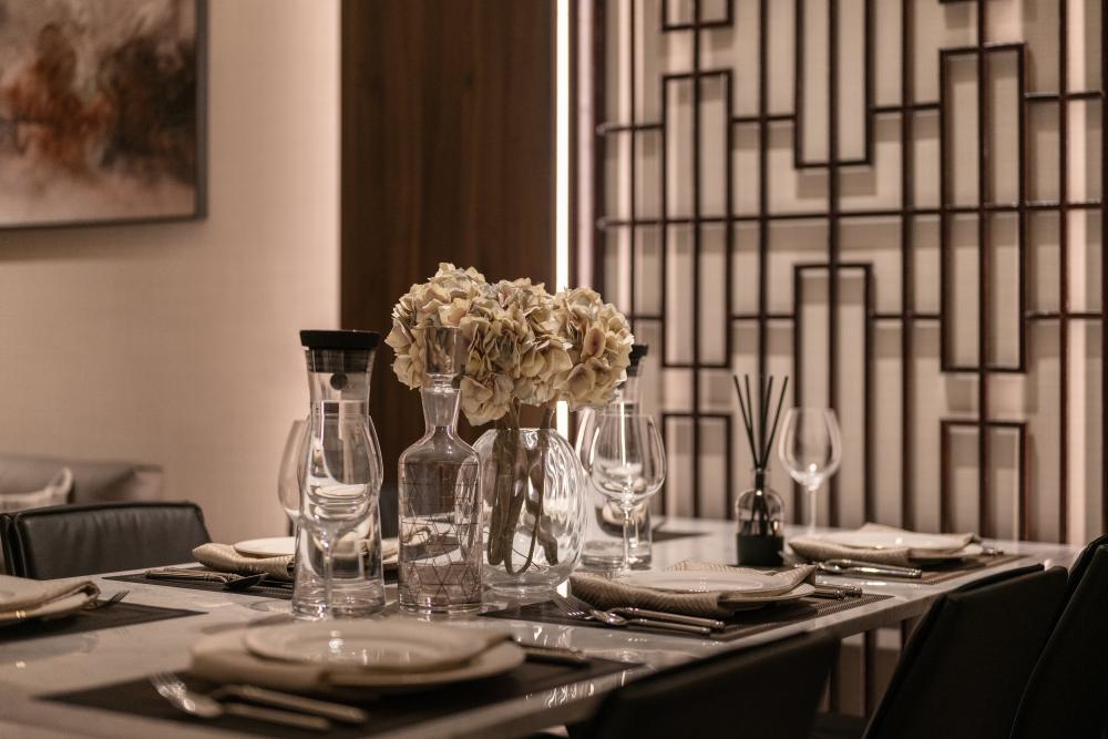 Contemporary Dining Room with Dining Table and Dining Chairs