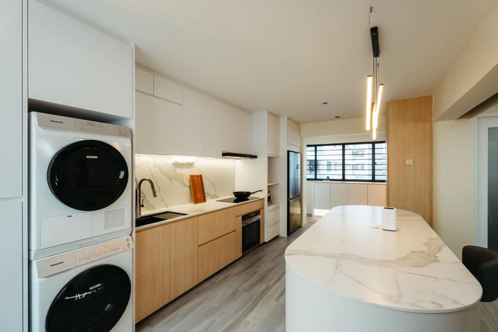 Contemporary Kitchen with Countertop and Kitchen Backsplash