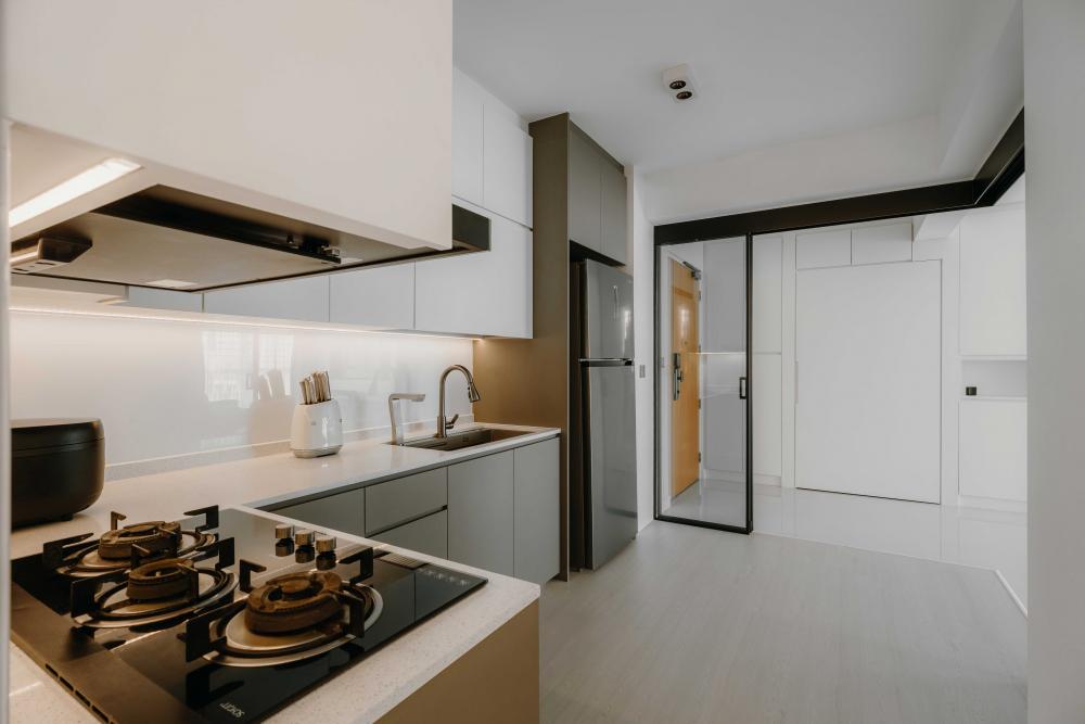 Minimalist Kitchen with Countertop and Kitchen Backsplash