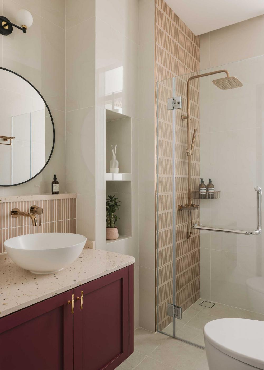 Contemporary Bathroom with Mirror and Rainshower