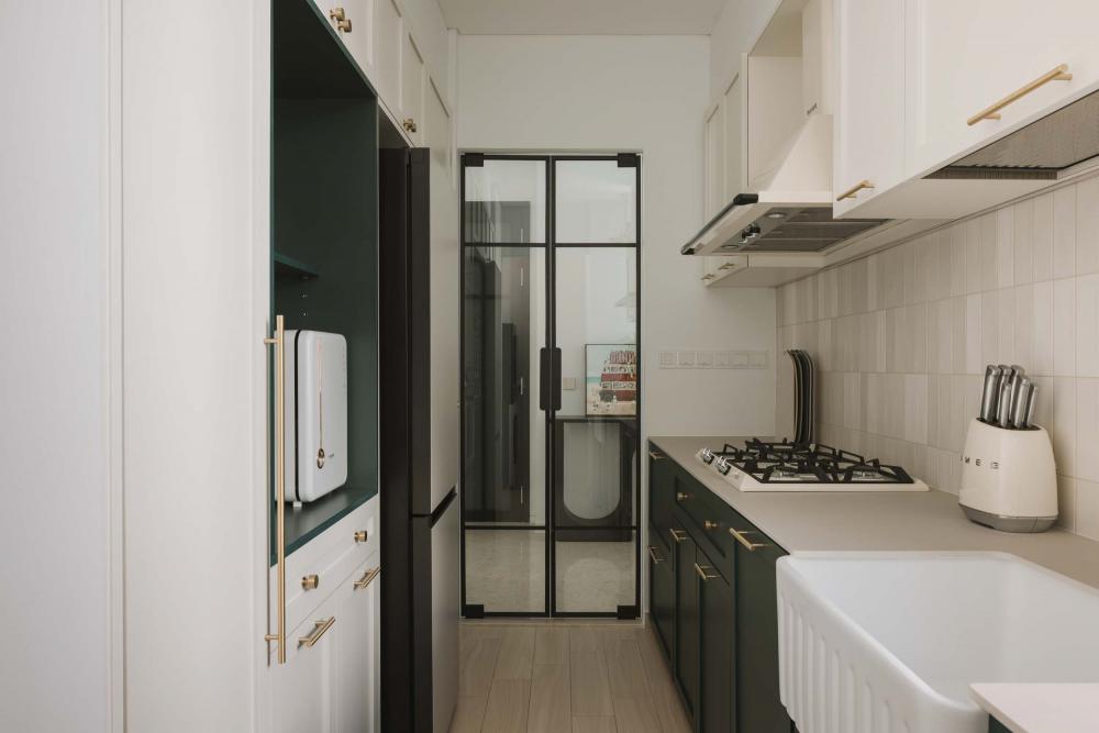 Contemporary Kitchen with Countertop and Wood Flooring