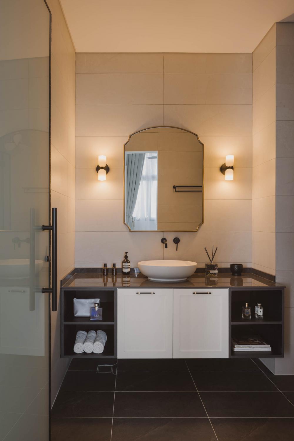 Contemporary Bathroom with Mirror and Bathroom Storage