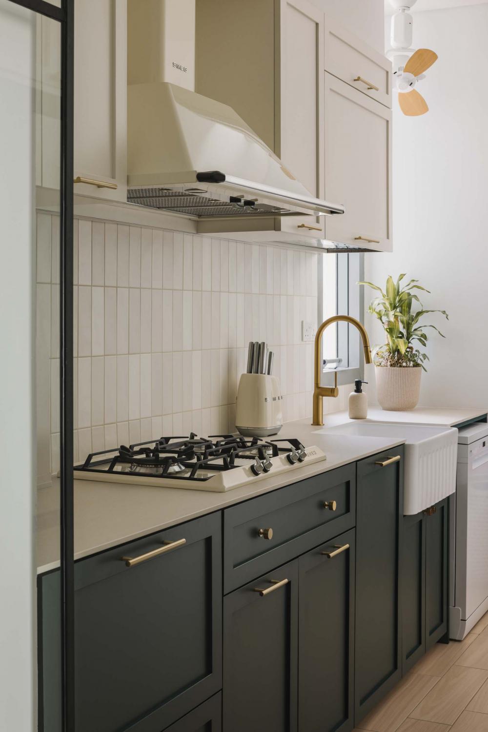 Contemporary Kitchen with Countertop and Wood Flooring