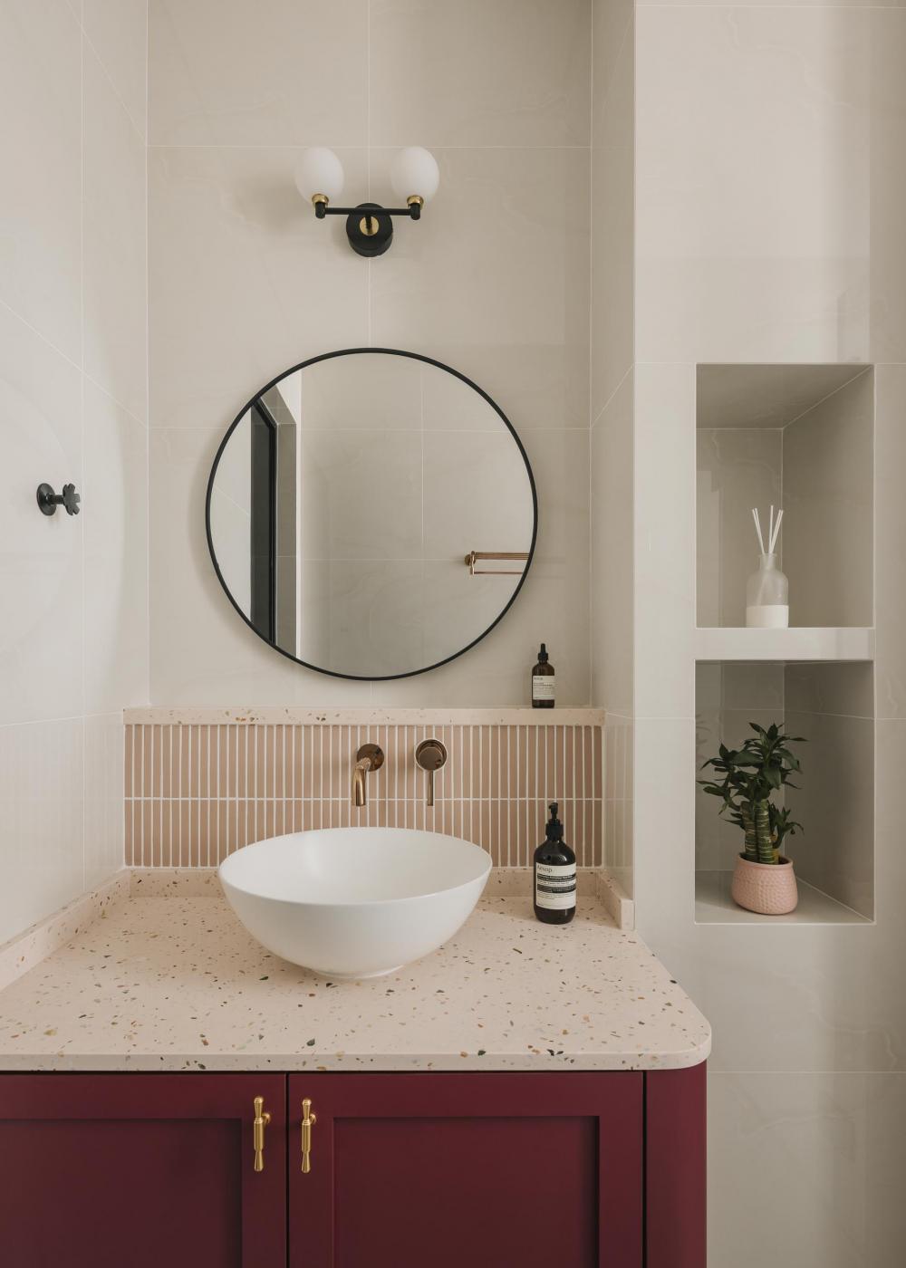 Contemporary Bathroom with Mirror and Bathroom Storage