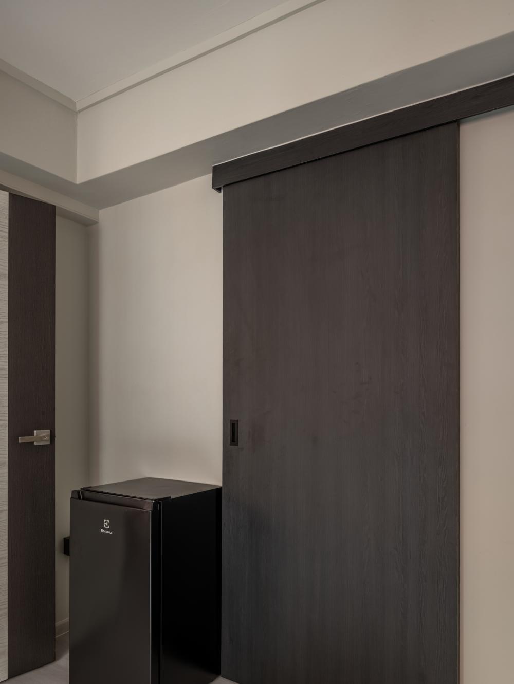Contemporary Bedroom with Vinyl Flooring and Flooring