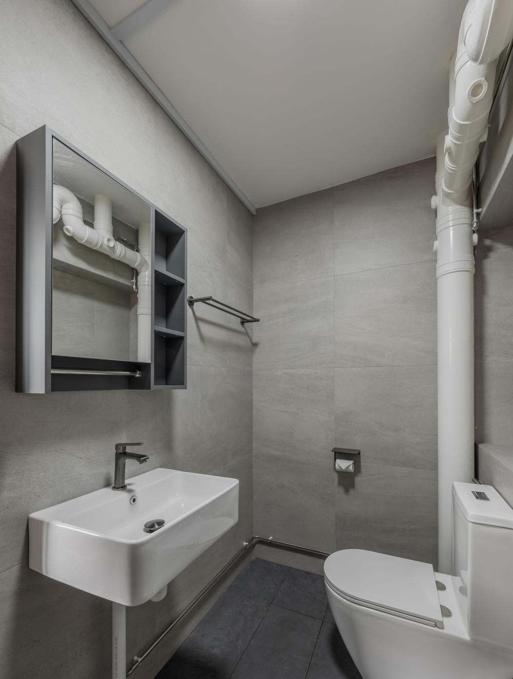 Contemporary Bathroom with Homogeneous Tiles and Mirror
