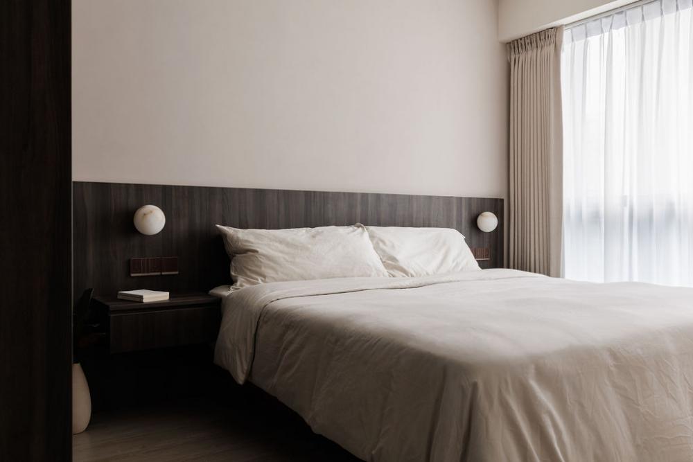 Minimalist Bedroom with Platform Bed and Homogeneous Tiles