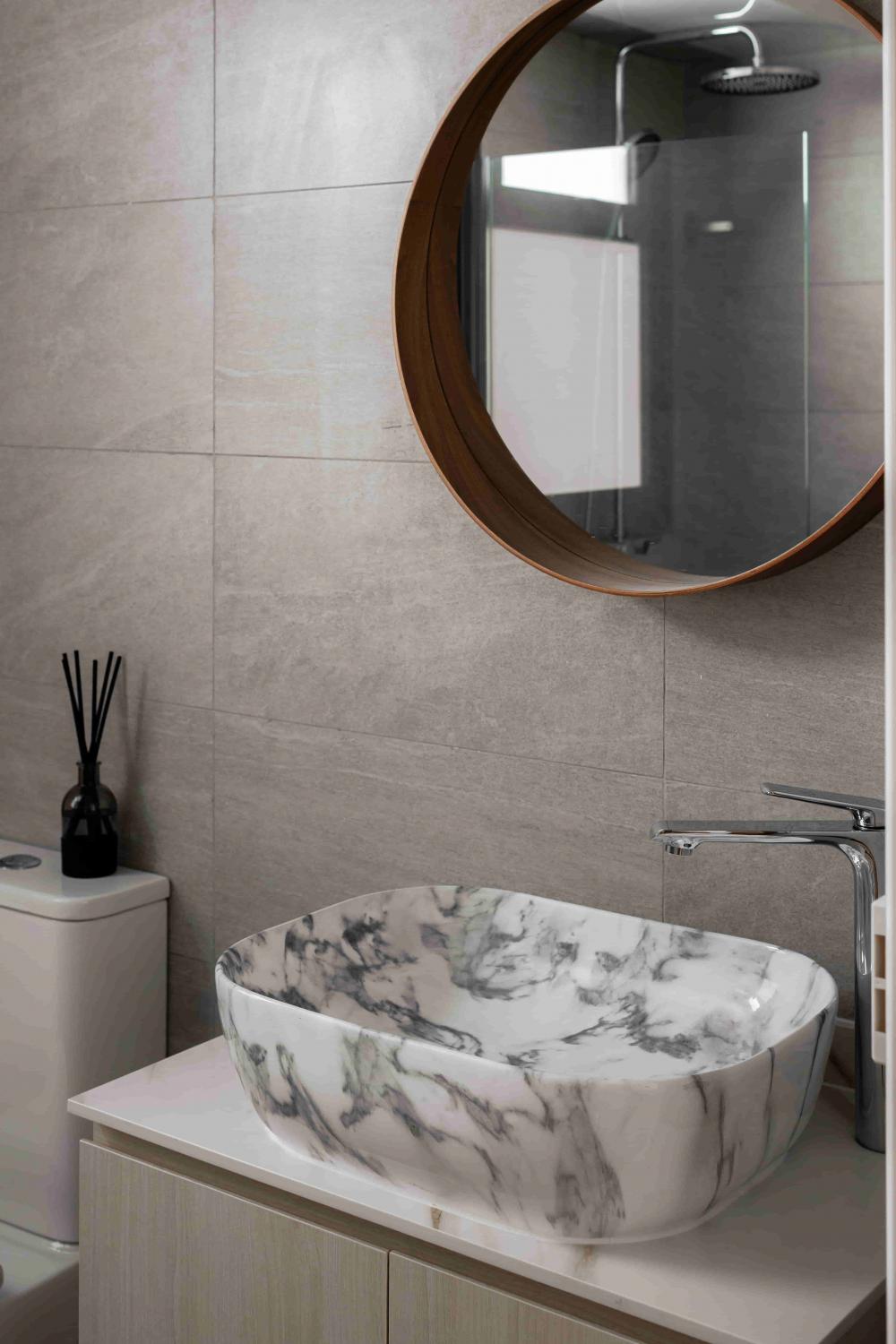 Modern Bathroom with Countertop and Mirror