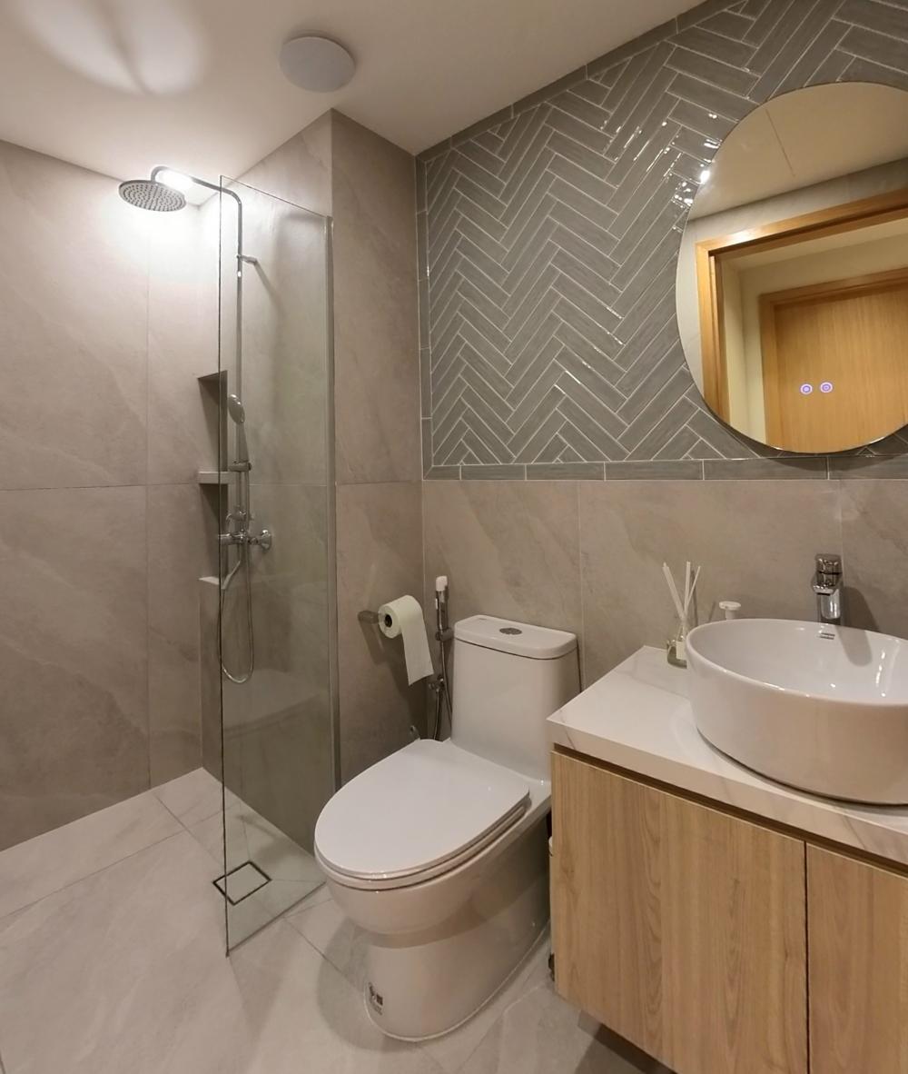 Scandinavian Bathroom with Homogeneous Tiles and Herringbone Tiling