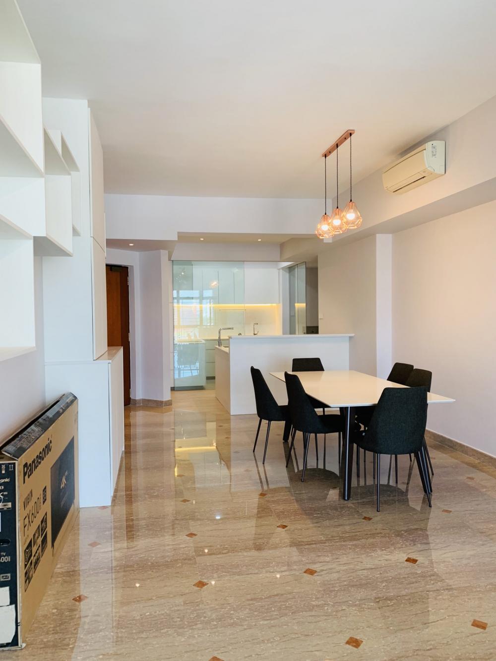 Contemporary Dining Room with Dining Table and Dining Chairs
