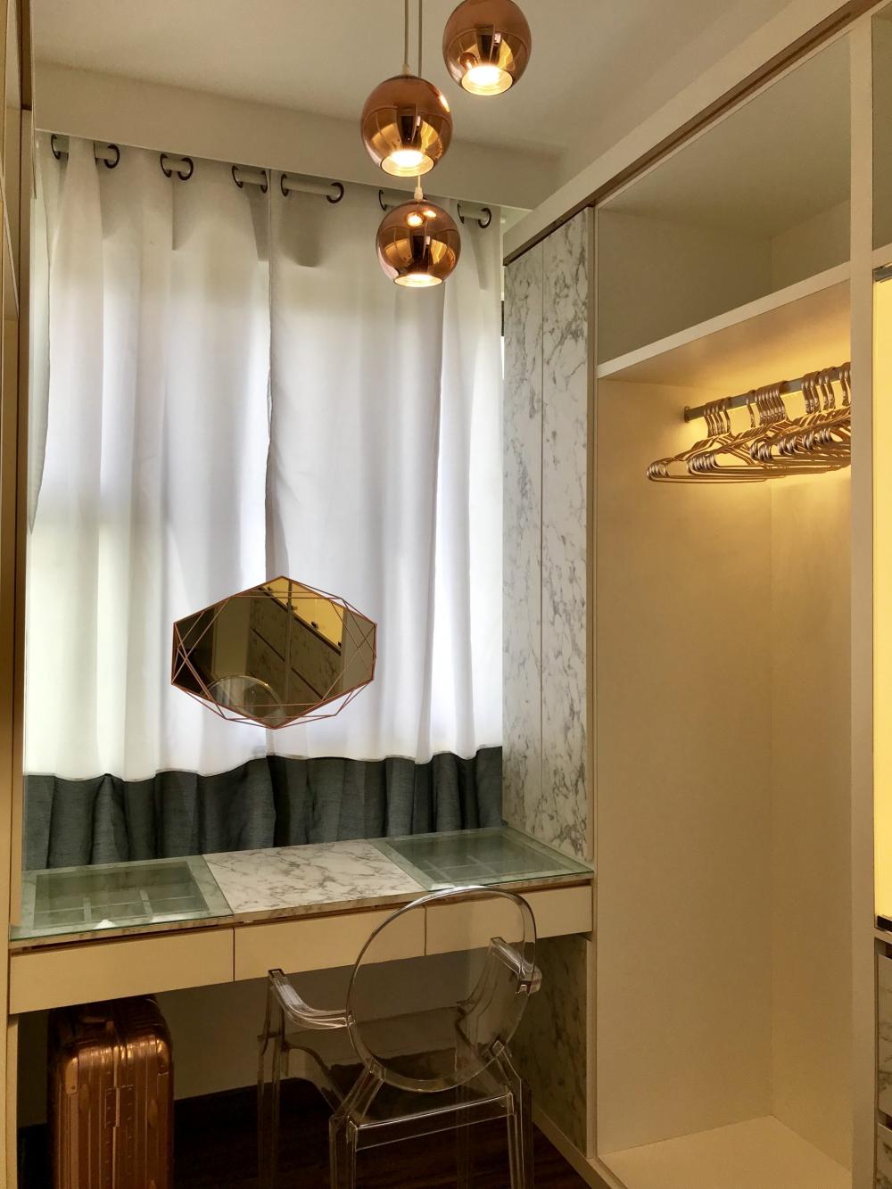 Minimalist Walk-in Wardrobe with Wardrobe and Vanity Counter