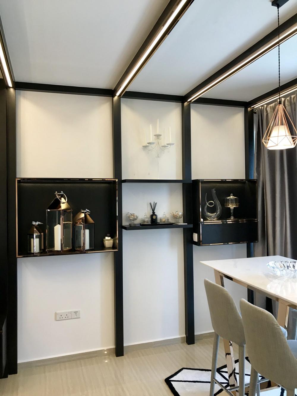 Minimalist Dining Room with Dining Table and Dining Chairs