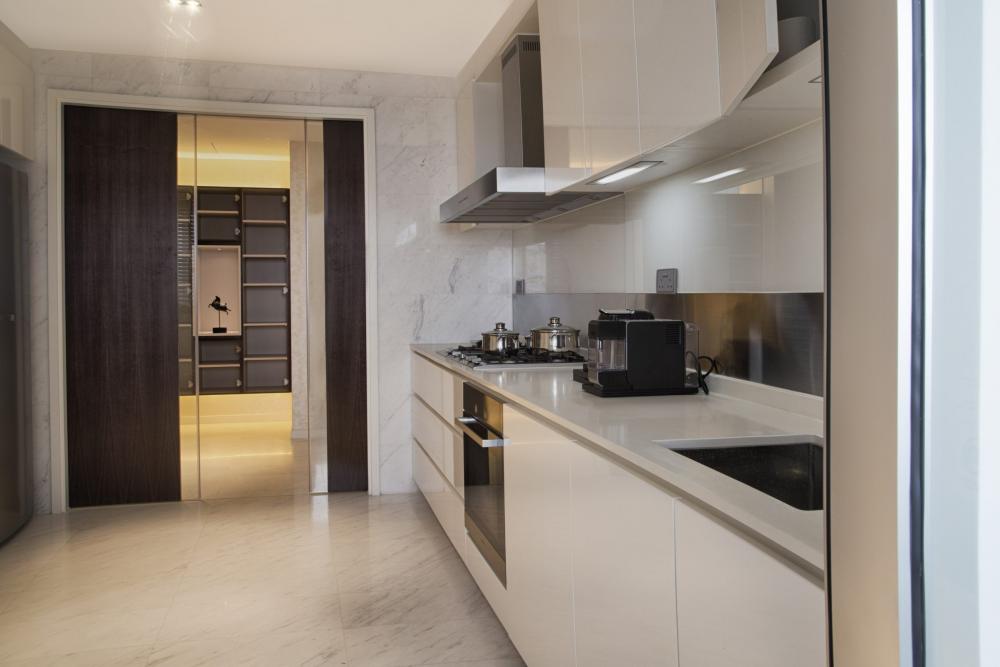 Contemporary Kitchen with Countertop and Kitchen Backsplash