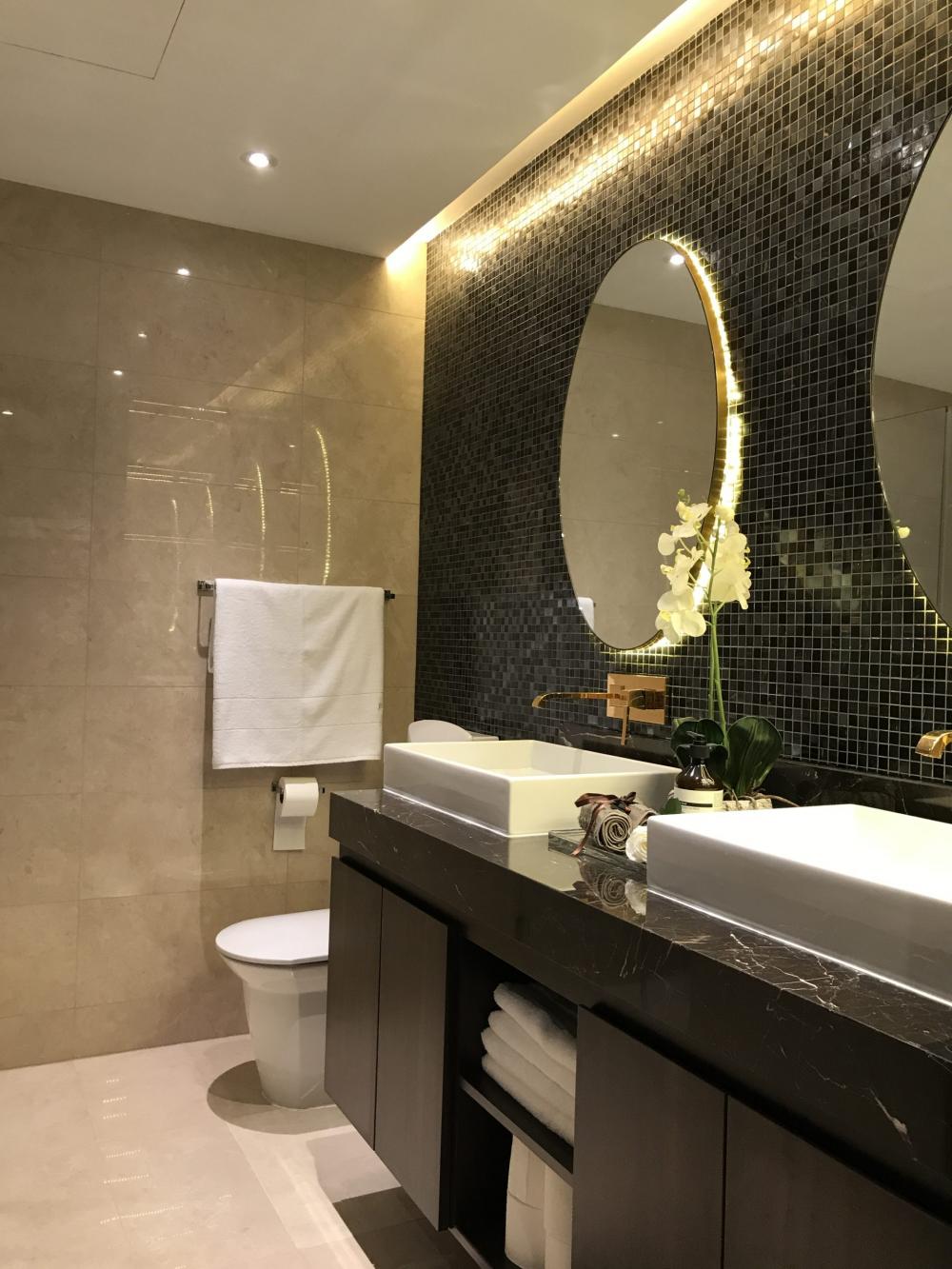 Modern Bathroom with Countertop and Mirror
