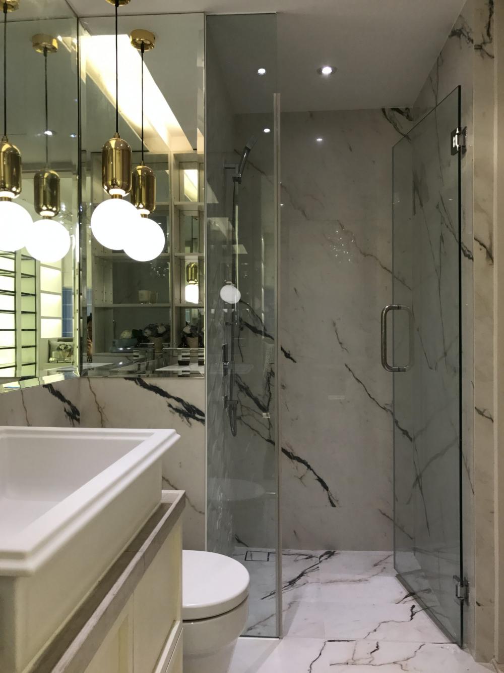 Modern Bathroom with Countertop and Mirror
