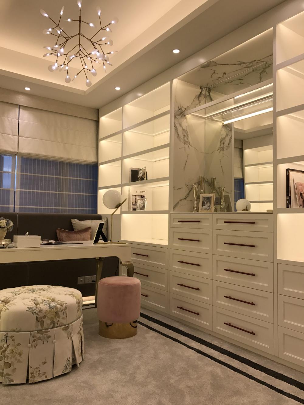 Modern Walk-in Wardrobe with Mirror and Wardrobe