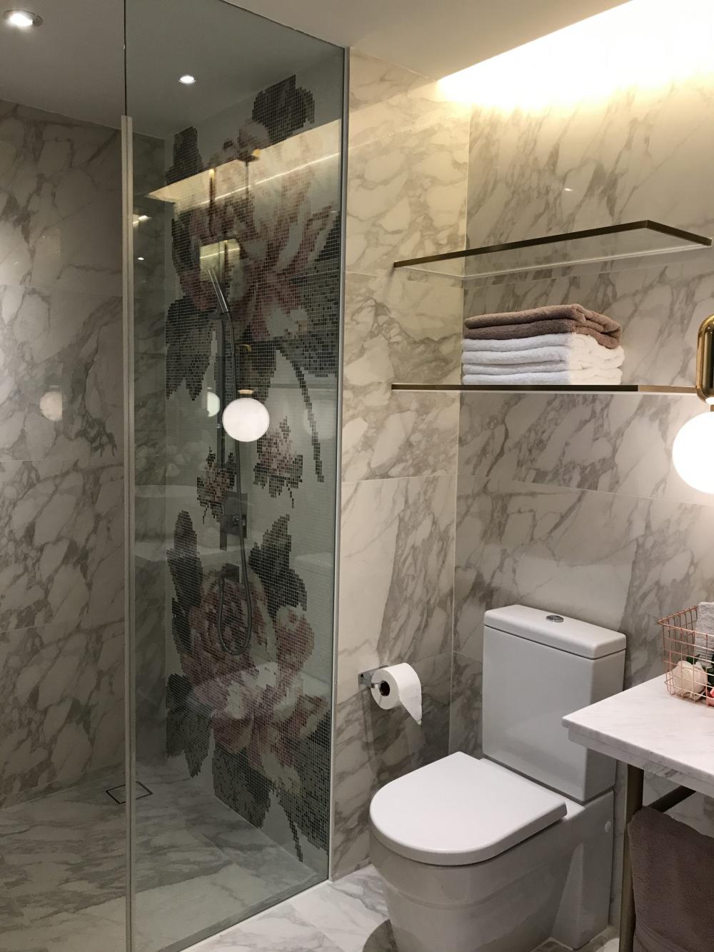 Modern Bathroom with Countertop and Shower Screen