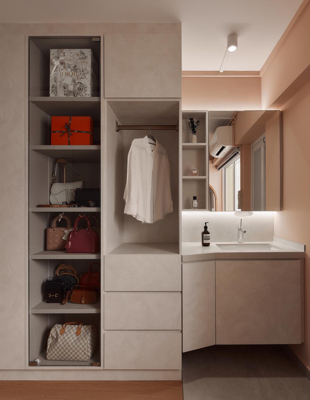Asian Walk-in Wardrobe with Mirror and Wardrobe