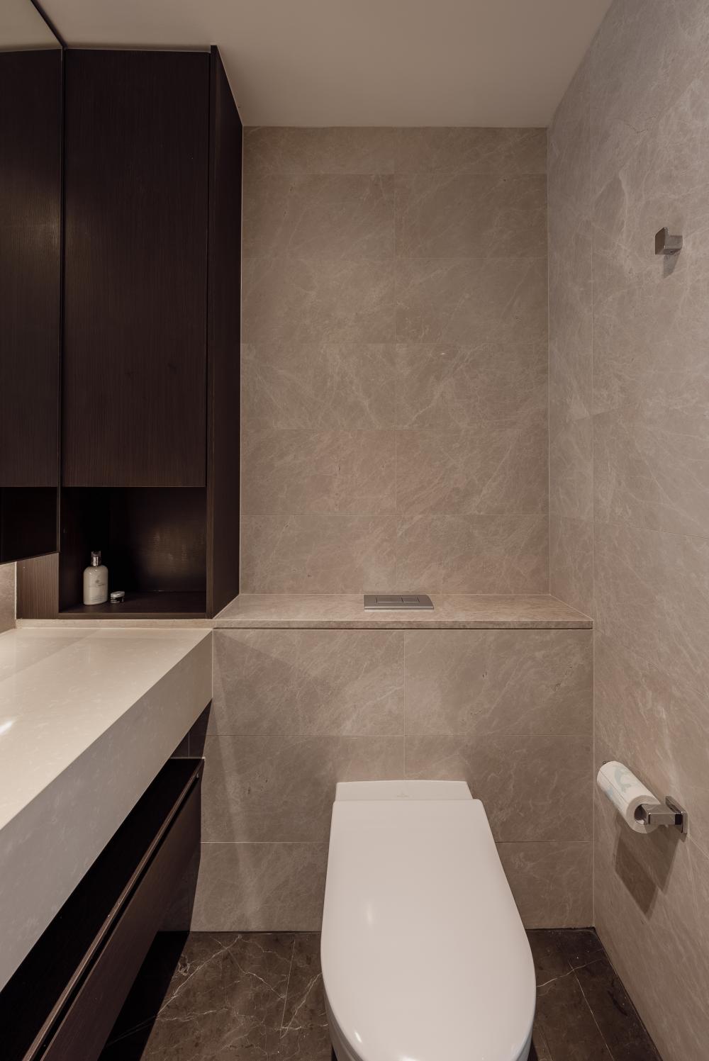 Modern Bathroom with Mirror and Bathroom Storage