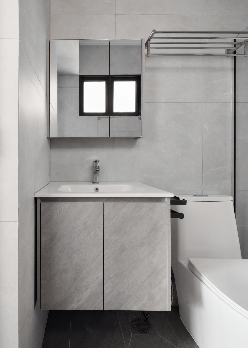 Modern Bathroom with Mirror and Bathroom Accessories