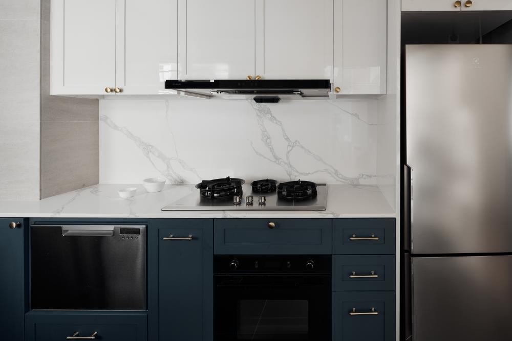 Modern Kitchen with Kitchen Island and Breakfast Counter