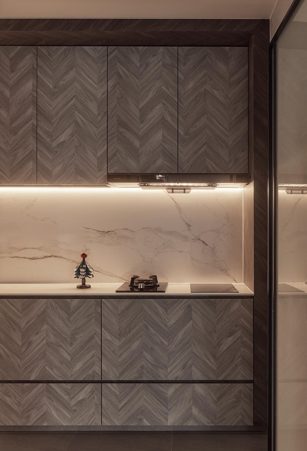 Minimalist Kitchen with Breakfast Counter and Kitchen Accessories