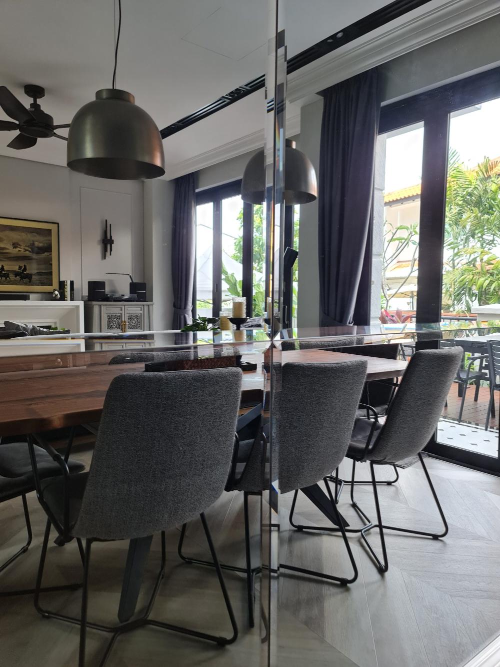 Vintage Dining Room with Dining Table and Dining Chairs