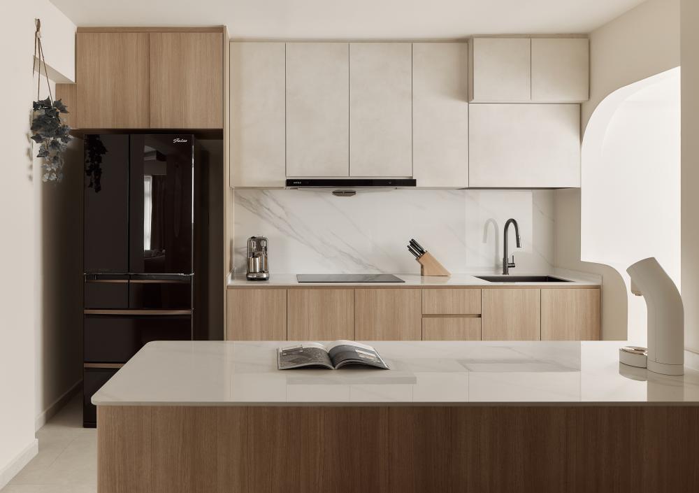 Modern Kitchen with Open Kitchen and Breakfast Counter