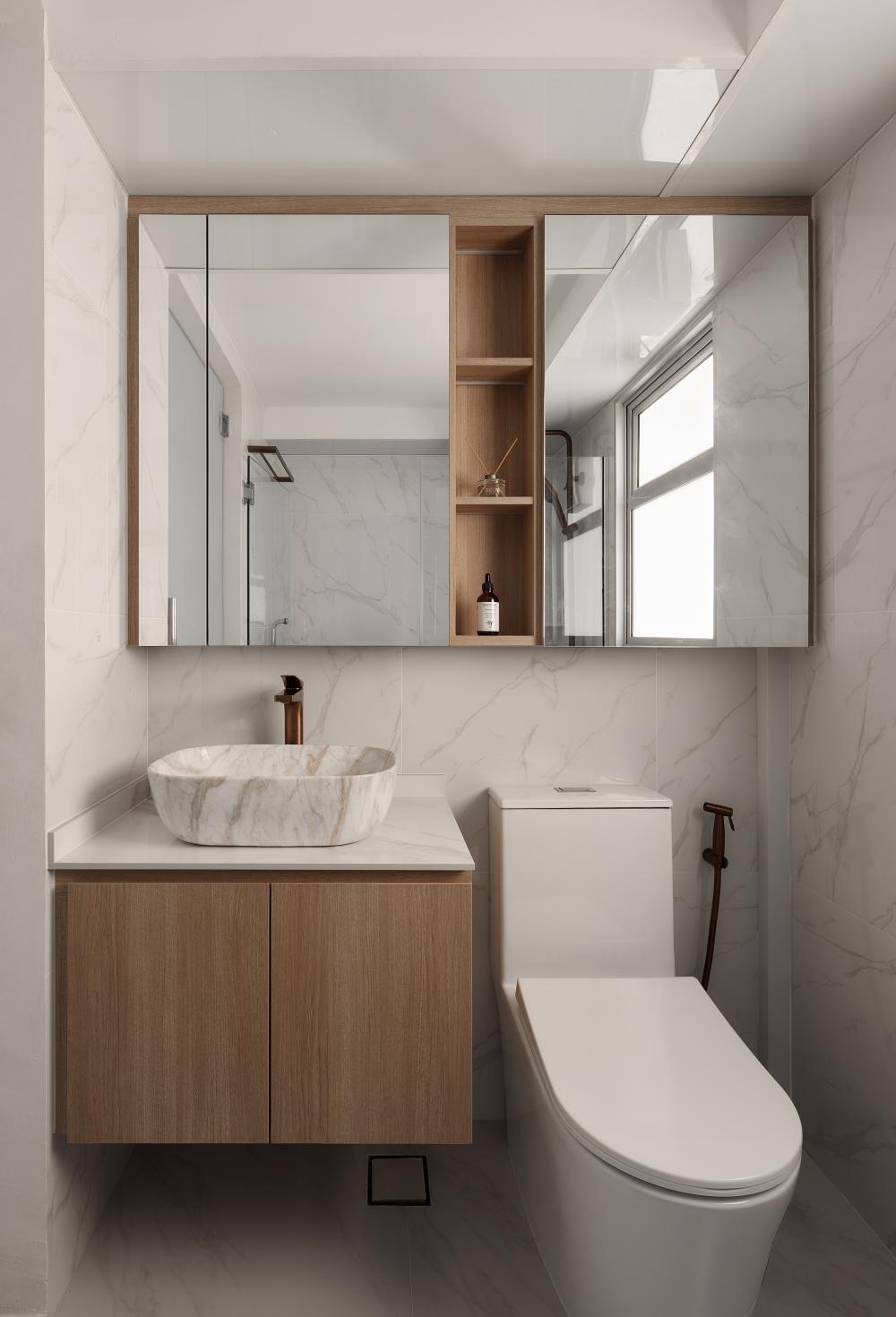 Modern Bathroom with Countertop and Mirror