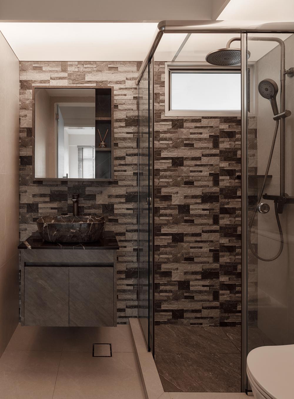 Modern Bathroom with Countertop and Mirror