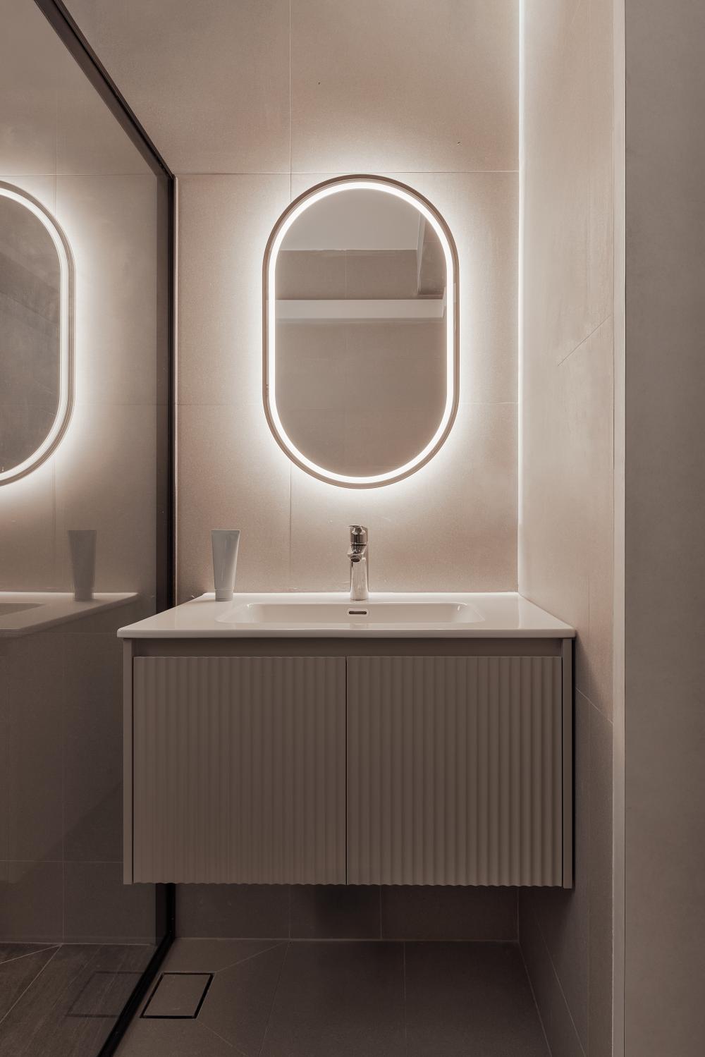 Modern Bathroom with Countertop and Mirror